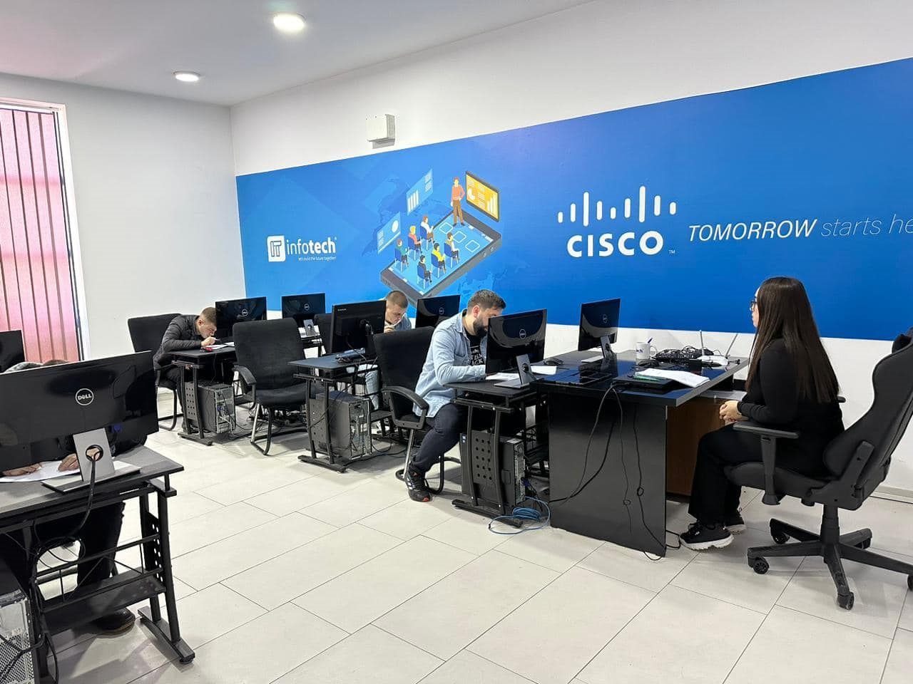 Studentë në labet e Infotech Academy