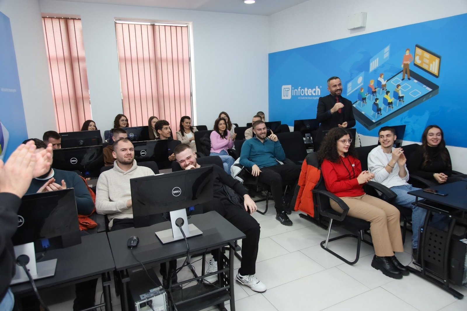 Studentë në labet e Infotech Academy