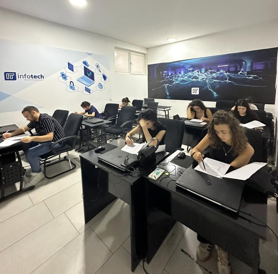 Studentë në labet e Infotech Academy