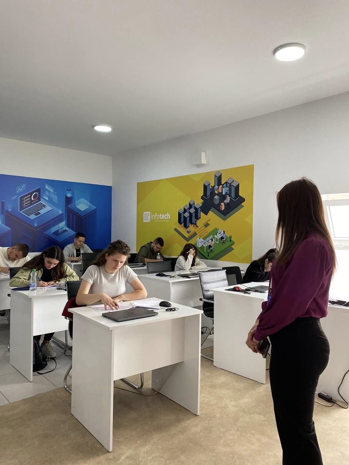Studentë në labet e Infotech Academy