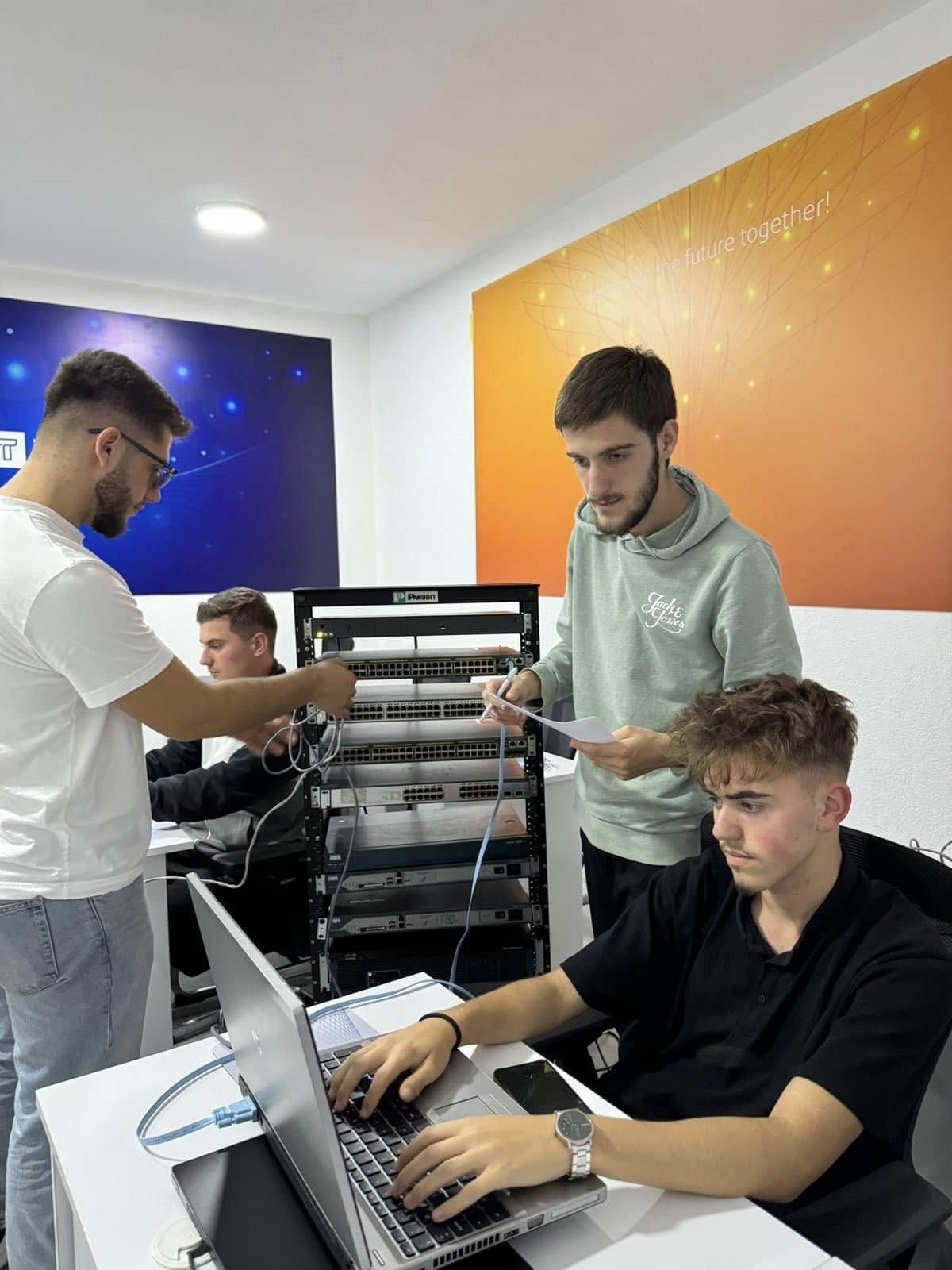 Studentë në labet e Infotech Academy